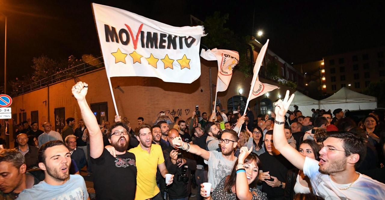 Anhänger der Fünf-Sterne-Bewegung feierten spontan eine Wahlparty in den Straßen von Rom