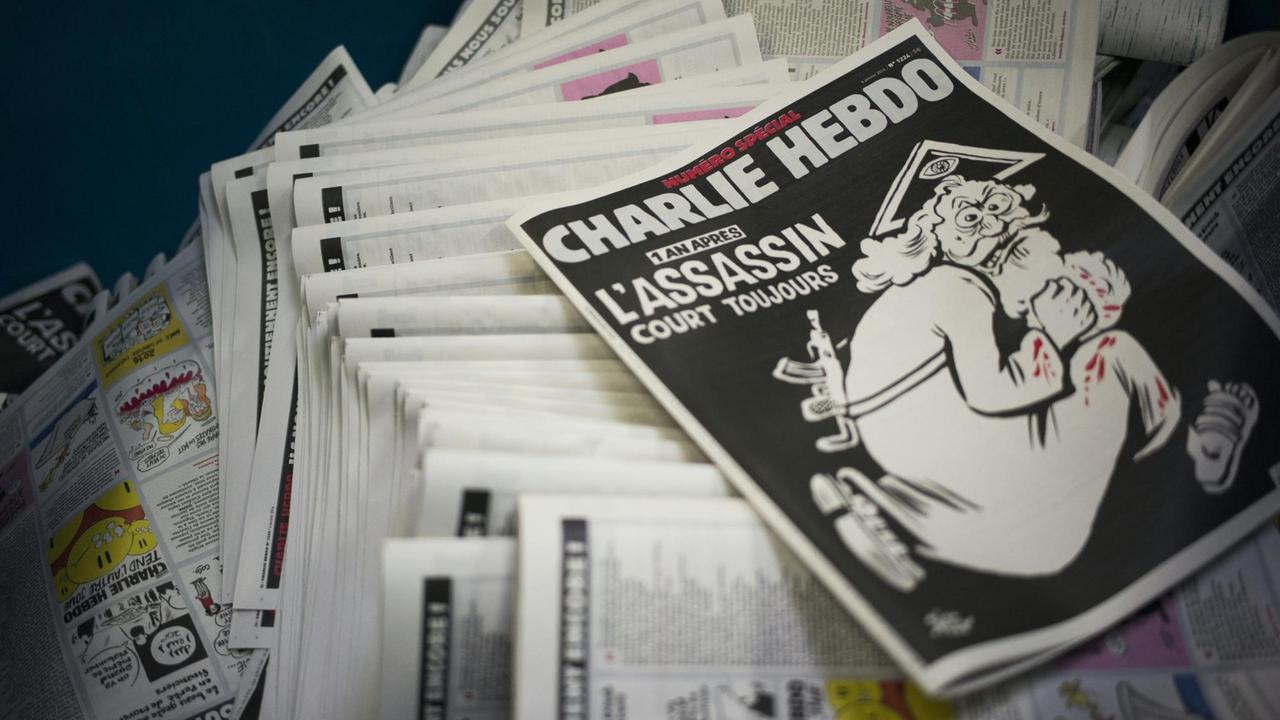Das Cover der Satirezeitschrift "Charlie Hebdo" in einer Druckerei ein Jahr nach dem Attentat auf die Redaktion.