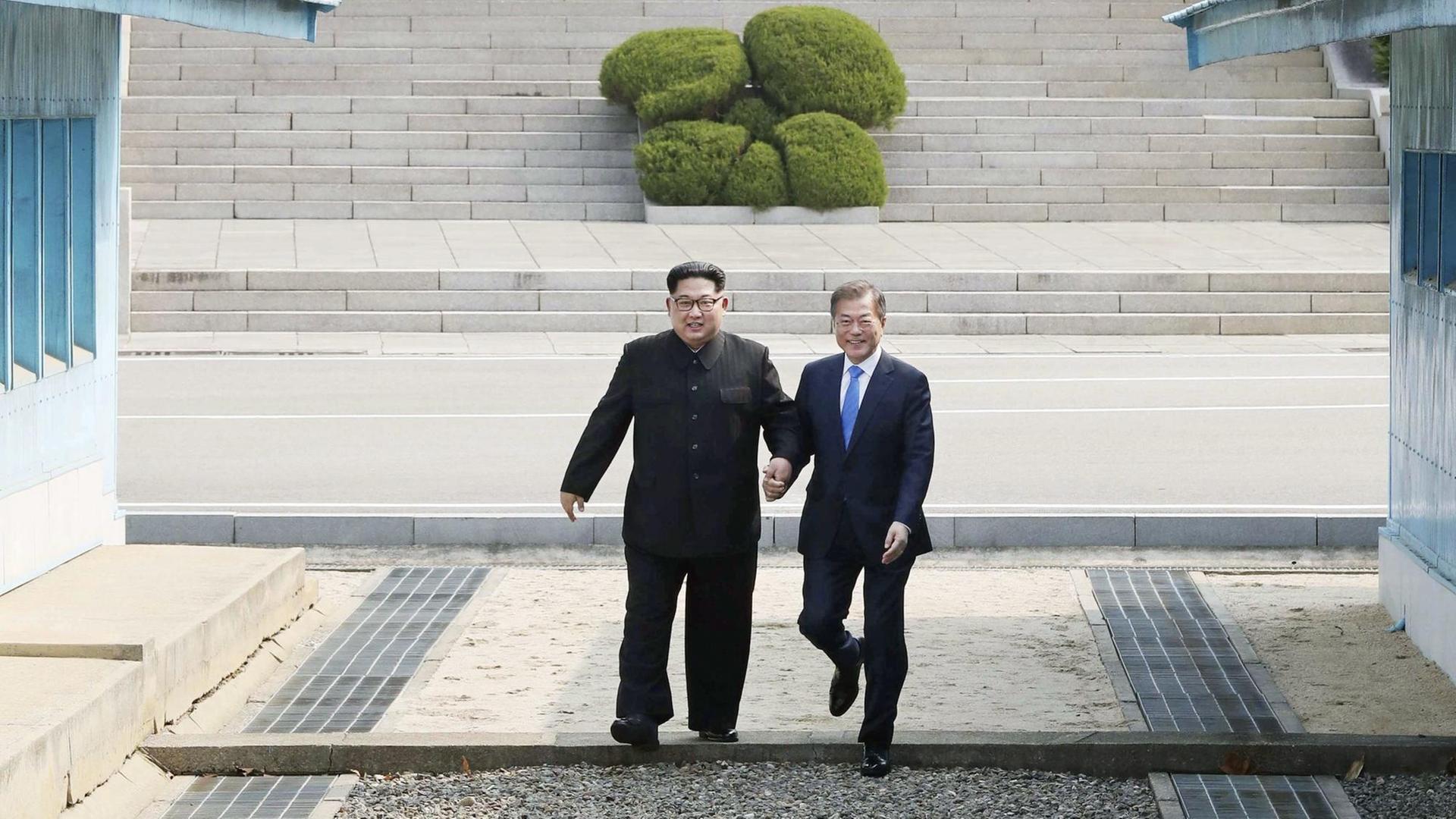 Nordkoreas Machthaber Kim Jong Un und Südkoreas Präsident Moon Jae In Hand in Hand