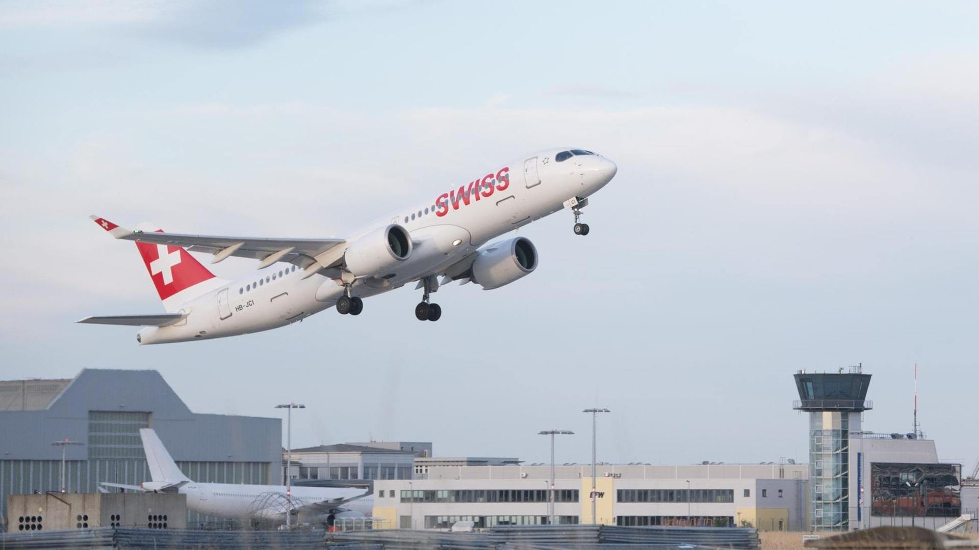 Eine Bombardier CS300 der Fluggesellschaft Swiss International Air Lines startet auf dem Flughafen Dresden International vor dem Tower. Eine Bombardier CS300 der Fluggesellschaft Swiss International Air Lines startet auf dem Flughafen Dresden International vor dem Tower.