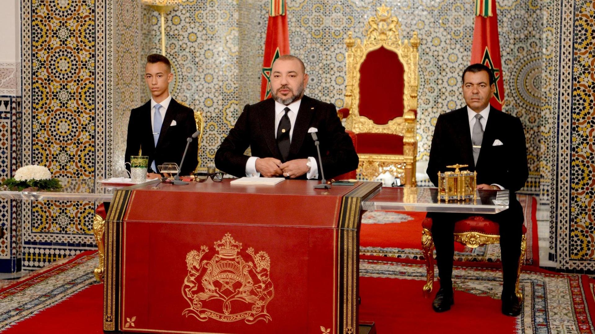 König Mohammed VI. von Marokko neben seinem Bruder (recht) und seinem Sohn (links)