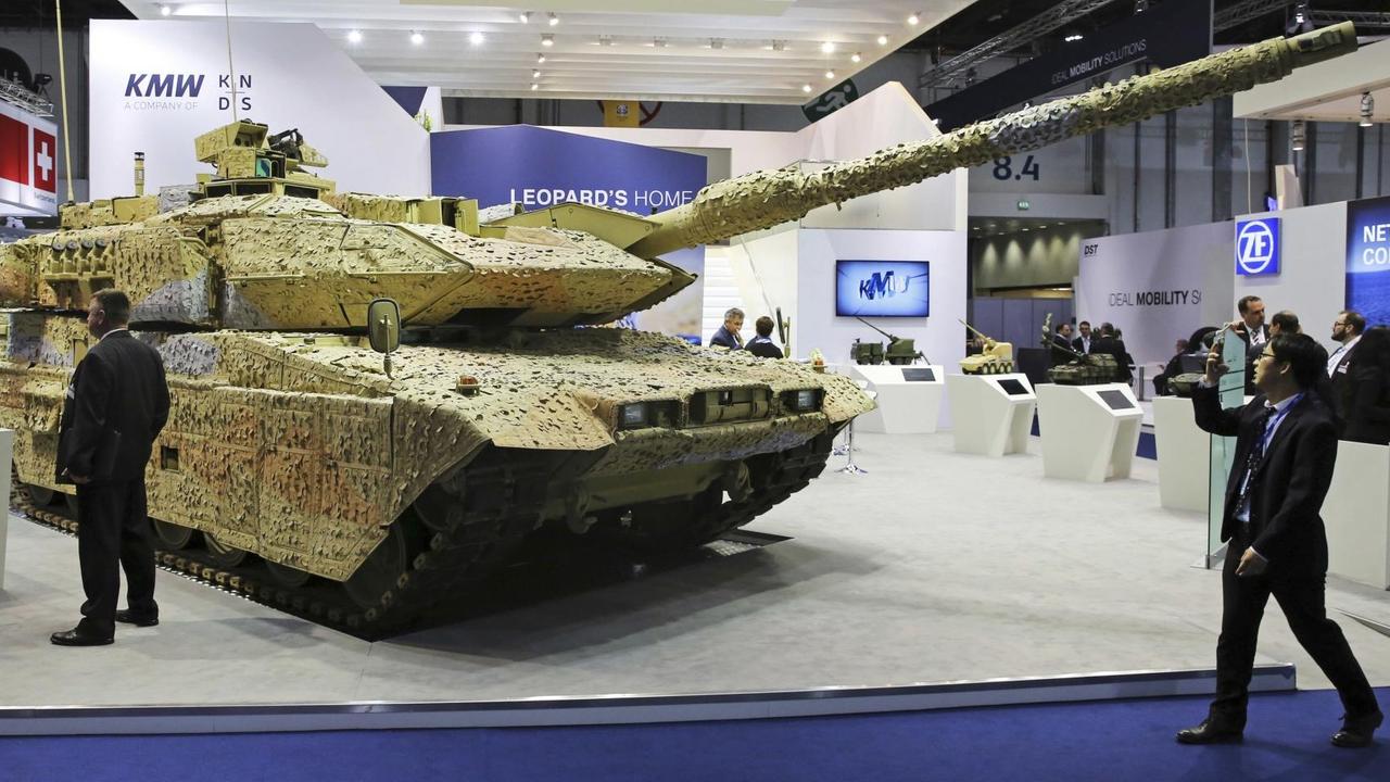 Ein deutscher Leopard-Panzer auf einer Rüstungsmesse in Abu Dhabi