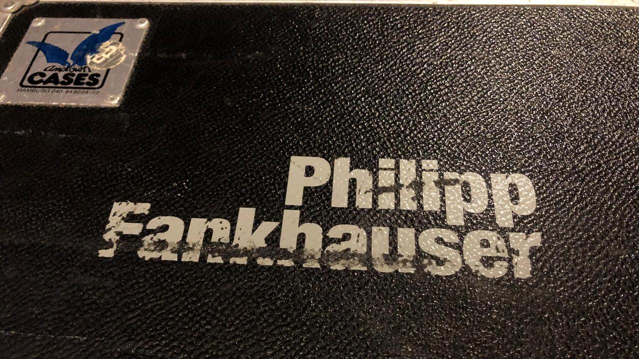 Der Deckel eines Flightcases mit dem Aufdruck "Philipp Fankhauser"