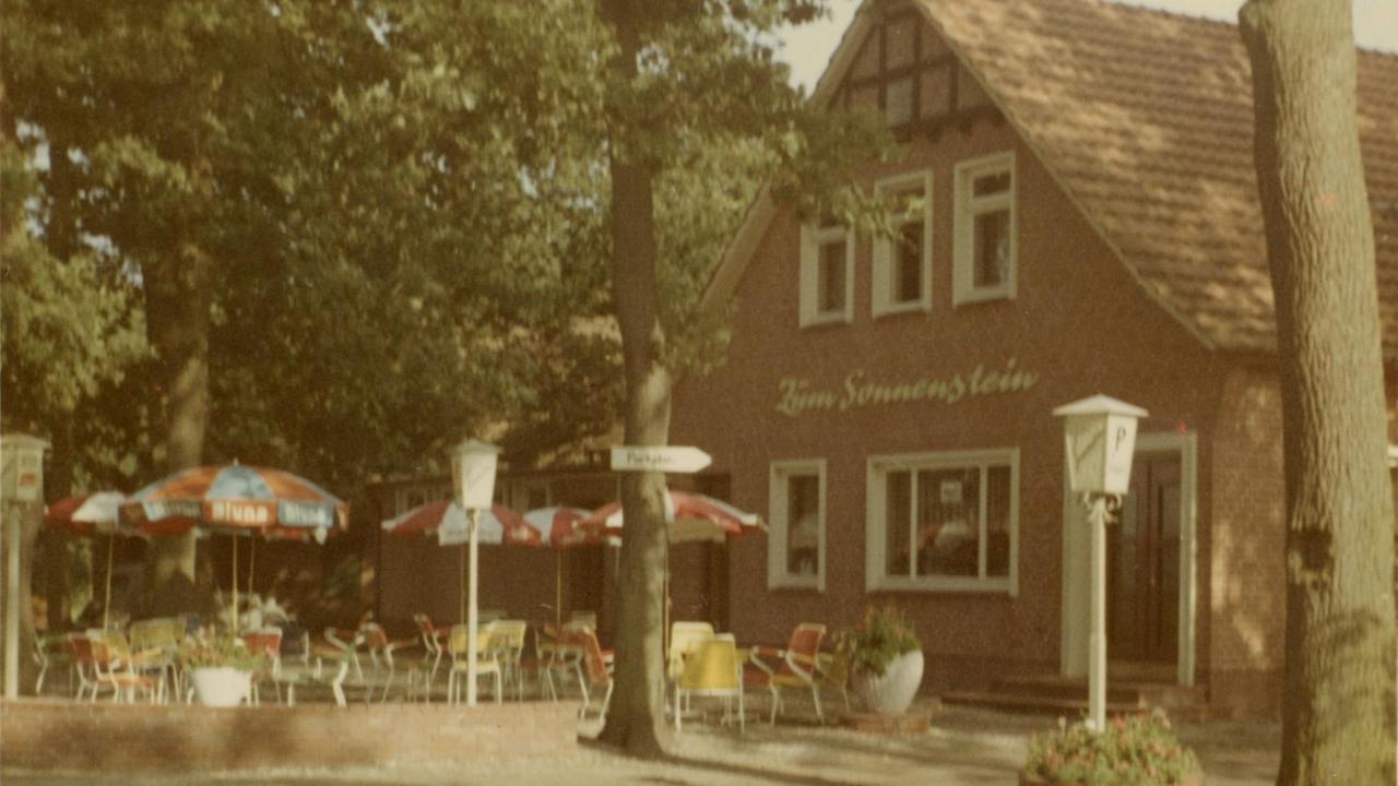 Ein Foto des Gebäudes der Diskothek "Sonnenstein" von außen um das Jahr 1960.