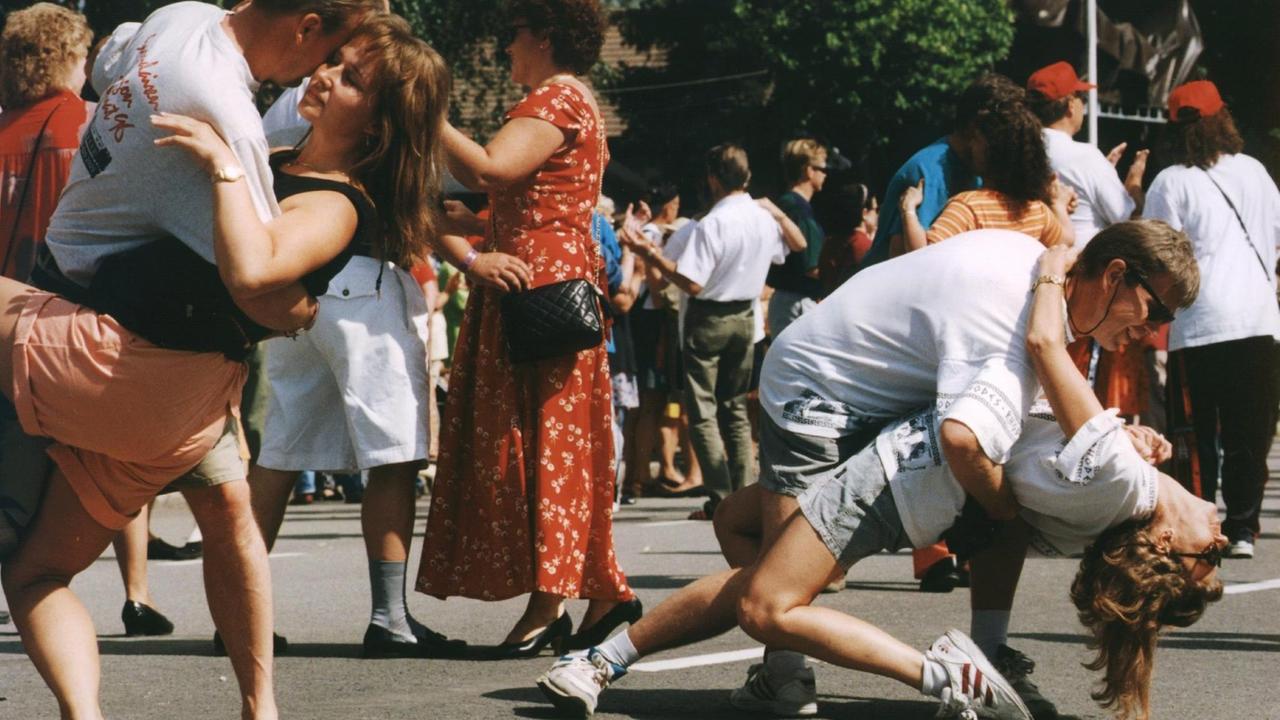 Paare aller Alterklassen verwandeln Anfang Juli 1997 während des traditionellen dreitägigen Tango-Festivals die Straßen der finnischen Stadt Seinäjoki in eine riesige Tanzfläche.