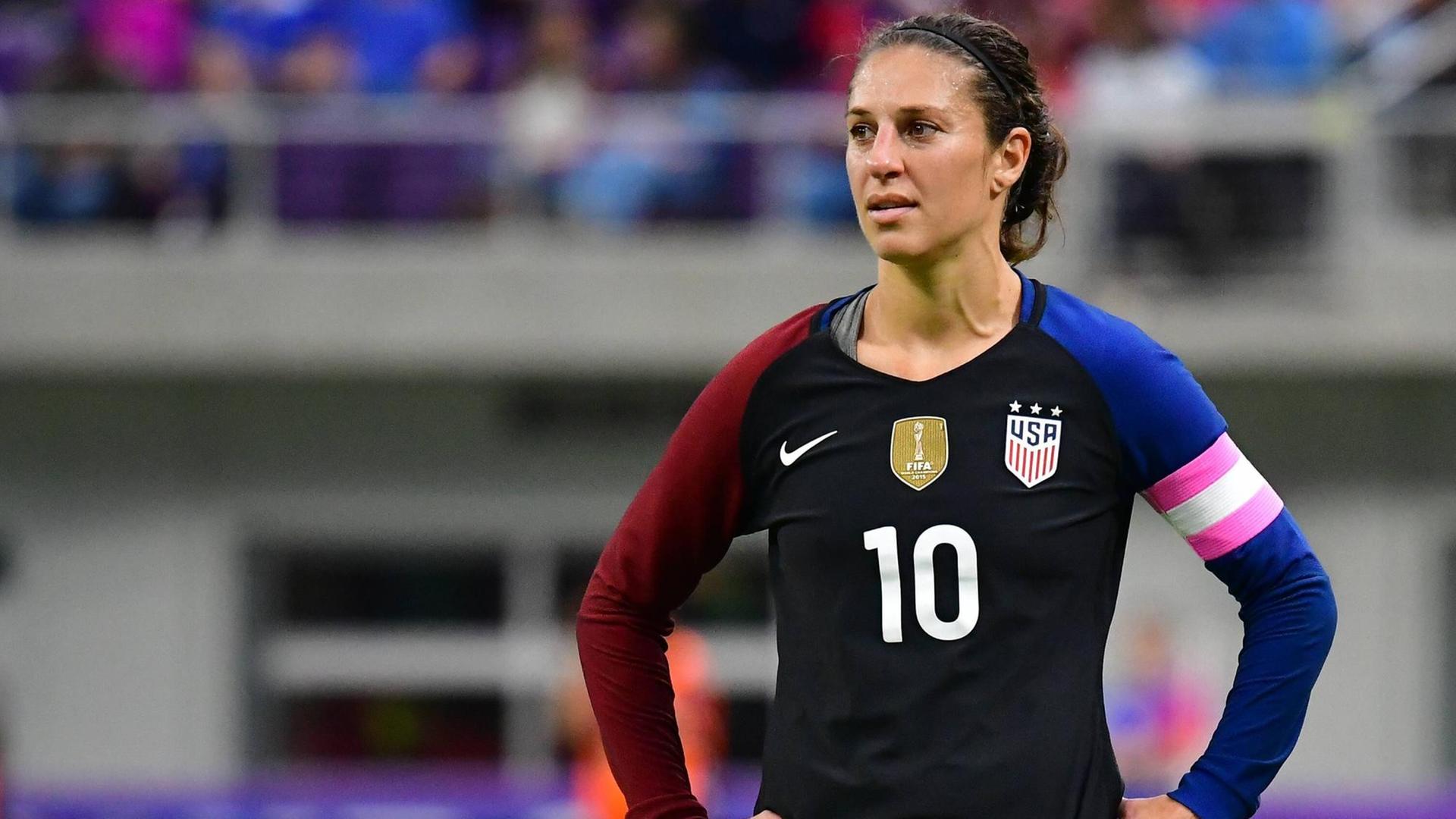 Die Mittelfeldspielerin und Kapitänin der US-amerikanischen Fußball-Nationalmannschaft, Carli Lloyd, während eines Freundschaftsspiels gegen die Schweiz in Minneapolis. Die Mittelfeldspielerin und Kapitänin der US-amerikanischen Fußball-Nationalmannschaft, Carli Lloyd, während eines Freundschaftsspiels gegen die Schweiz in Minneapolis.