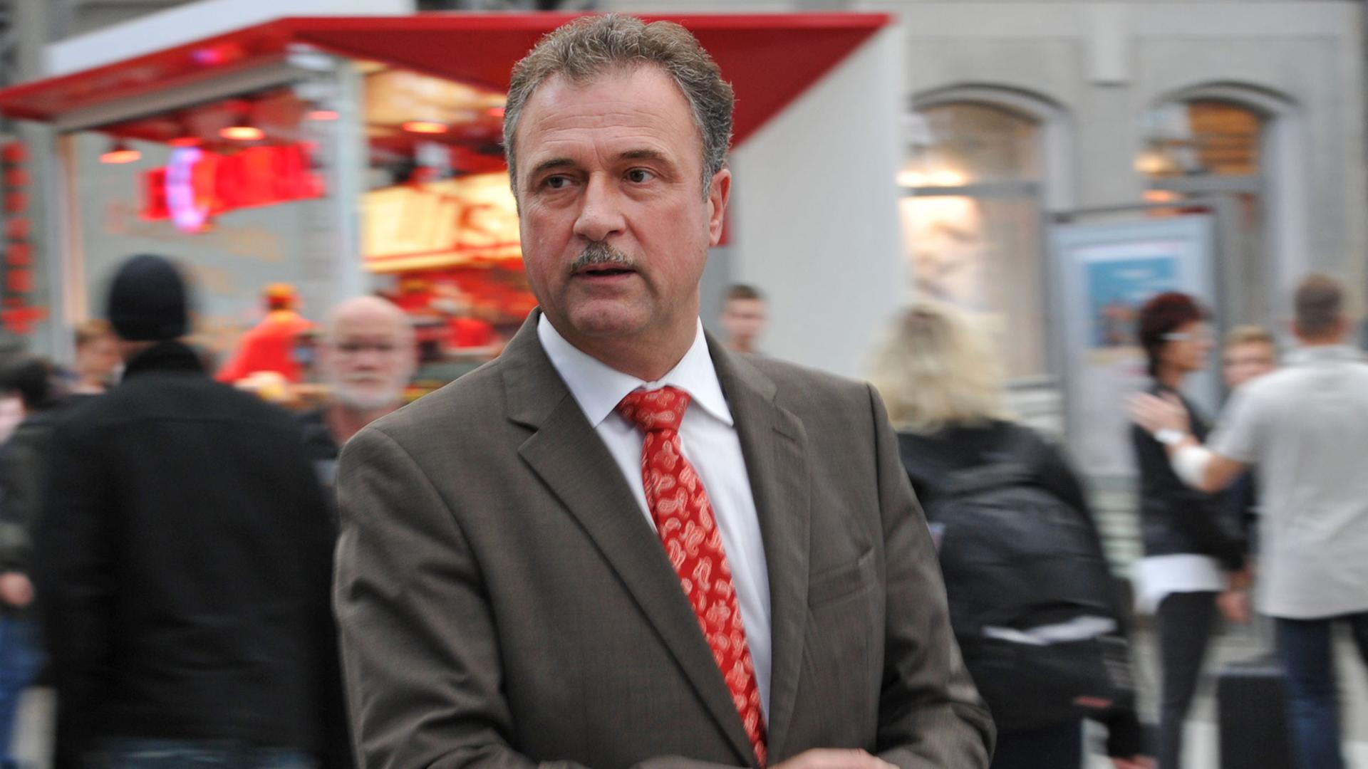 Der Bundesvorsitzende der Gewerkschaft Deutscher Lokomotivführer (GDL), Claus Weselsky, geht am 17.10.2014 in Dresden (Sachsen) auf dem Hauptbahnhof zu einem Pressestatement
