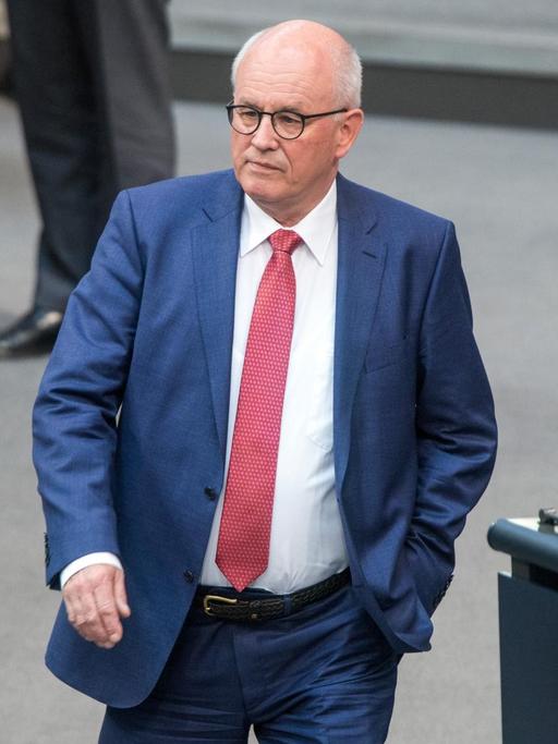 14.06.2018, Berlin: Volker Kauder, Vorsitzender der CDU/CSU-Bundestagsfraktion, geht durch den Plenarsaal des Bundestags.