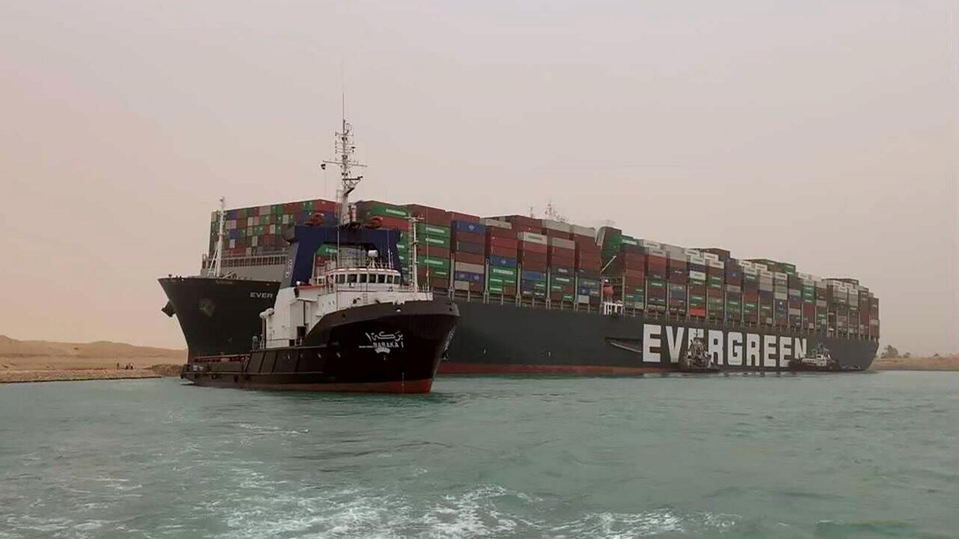Im Suez-Kanal steckt ein großes Schiff fest.