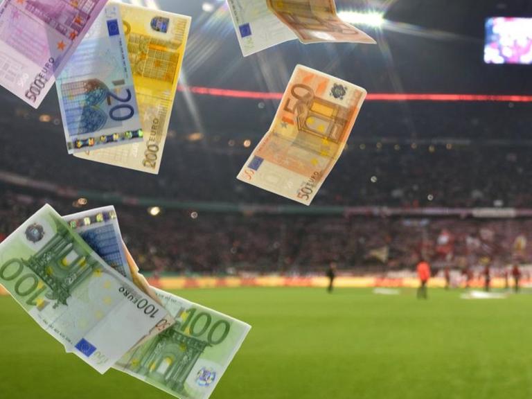 Geldscheine neben einer Kamera im Fußballstadion