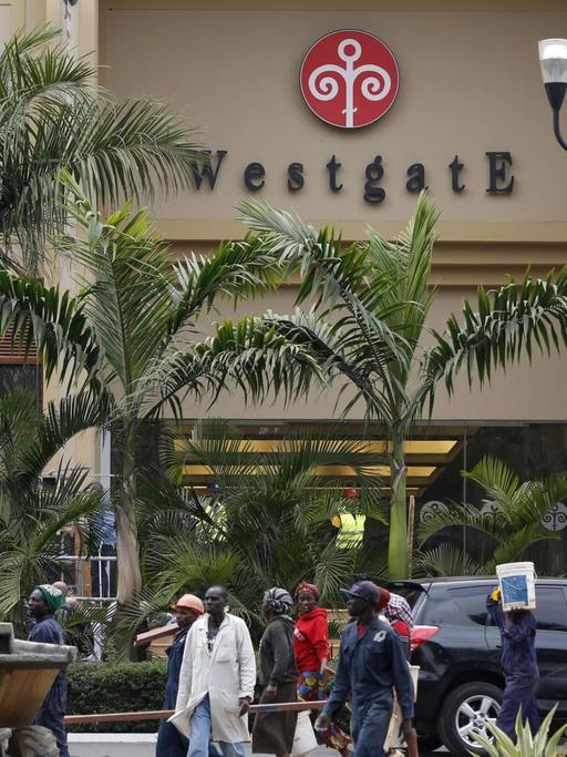 Vor dem Haupteingang zum Einkaufszentrum Westgate Mall in Nairobi wird am 14. Juli kurz vor der offiziellen Wiedereröffnung am 18. Juli noch gearbeitet. Bei einem Terroranschlag waren am 21. September 2013 67 Menschen getötet worden.