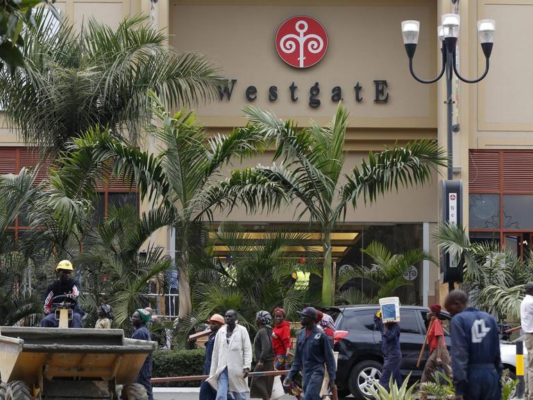 Vor dem Haupteingang zum Einkaufszentrum Westgate Mall in Nairobi wird am 14. Juli kurz vor der offiziellen Wiedereröffnung am 18. Juli noch gearbeitet. Bei einem Terroranschlag waren am 21. September 2013 67 Menschen getötet worden.