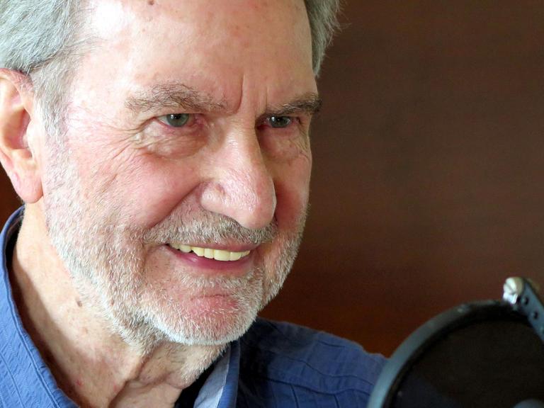 Der deutsche Regisseur Edgar Reitz am 9. Juni 2016 im Studio 5 des Deutschlandradio Kultur