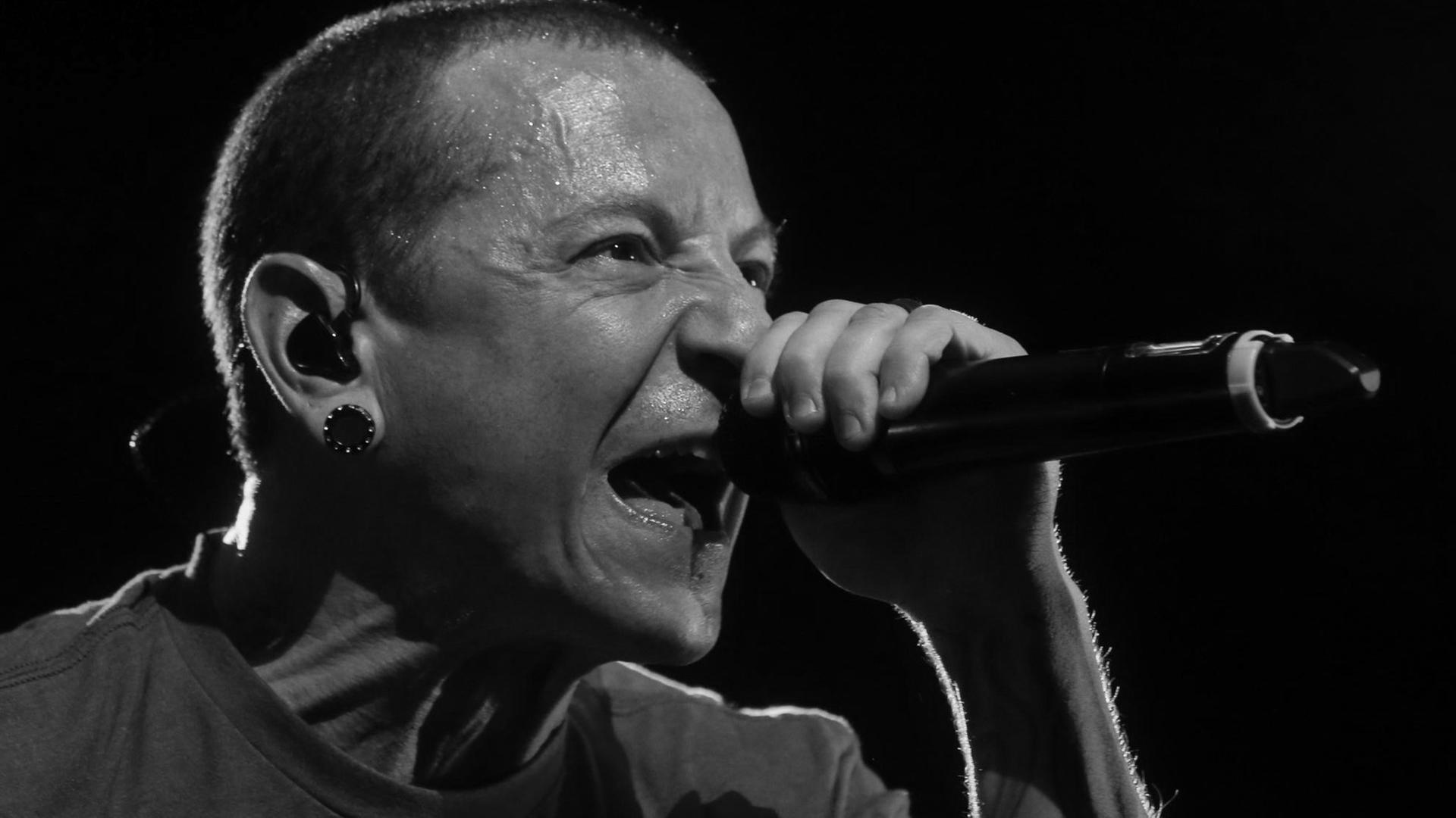 Chester Bennington während eines Konzerts von Linkin Park 