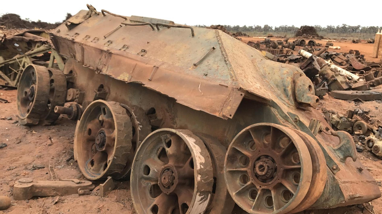 Kaputter Panzer auf einem Schrottplatz in Angola