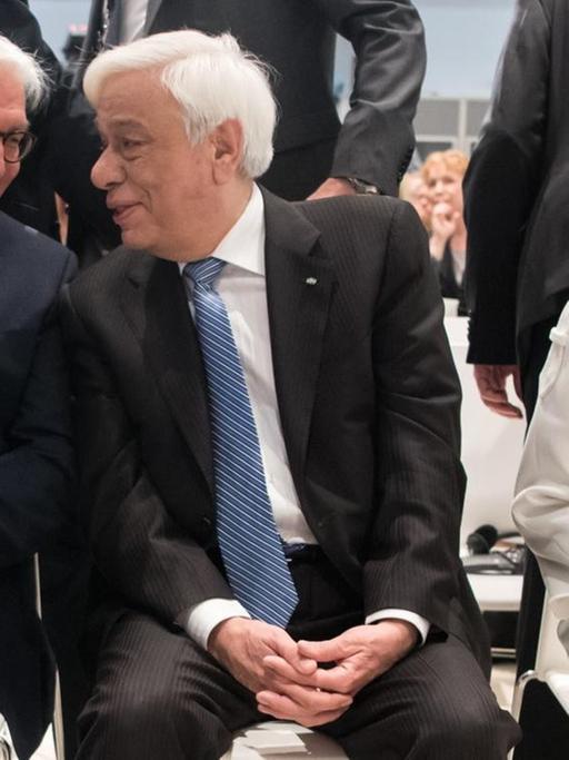Bundespräsident Steinmeier und der griechische Präsident Pavlopoulos sprechen auf der Eröffnung der Kunstaustellung documenta 14 miteinander.