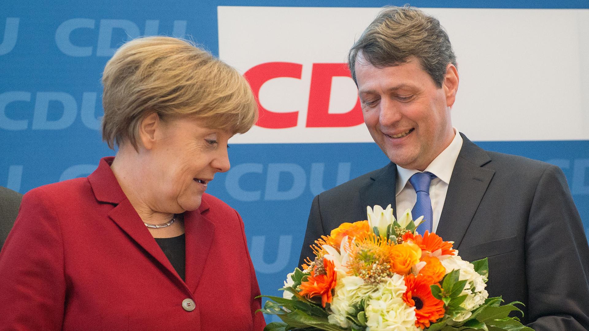 Blumen trotz "bitterem Ergebnis" bei der Hamburger Bürgerschaftswahl bekommt Dietrich Wersich von Bundeskanzlerin und CDU-Chefin Angela Merkel.