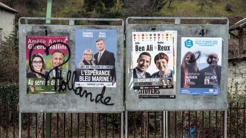 Wahlplakate in Tullins in Frankreich.