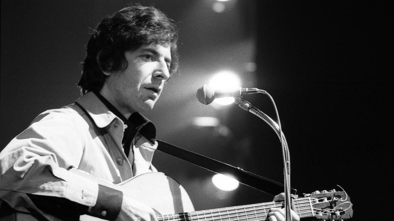 Leonard Cohen bei einem Konzert in Paris im Jahr 1970.