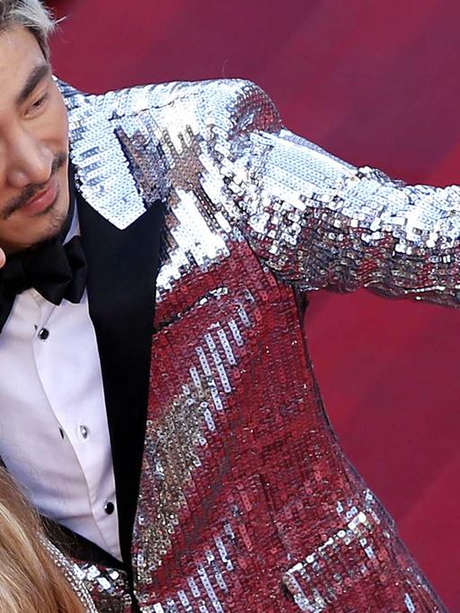 US-Society-Lady Paris Hilton und der chinesische Schauspieler Sun Zu Yang machen ein Selfie vor der Vorführung des Films "Inside Out" bei den 68. Filmfestspielen 2015 in Cannes.