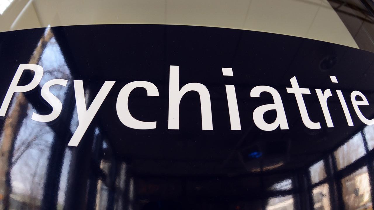 Ein Schild mit der Aufschrift "Psychiatrie" ist am Dienstag (01.03.2011) an einem Gebäude im Bezirksklinikum in Regensburg (Oberpfalz) angebracht. Mit einem großen Forschungsprojekt wollen Wissenschaftler genaue Daten über sexuellen Kindesmissbrauch in Deutschland sammeln um Präventionsmöglichkeiten zu entwickeln