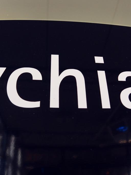 Ein Schild mit der Aufschrift "Psychiatrie" ist am Dienstag (01.03.2011) an einem Gebäude im Bezirksklinikum in Regensburg (Oberpfalz) angebracht. Mit einem großen Forschungsprojekt wollen Wissenschaftler genaue Daten über sexuellen Kindesmissbrauch in Deutschland sammeln um Präventionsmöglichkeiten zu entwickeln