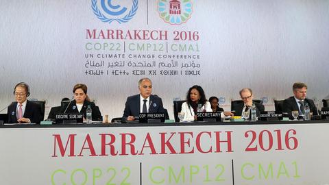 Die Eröffnungssitzung des UN-Klimagipfels in Marrakesch am 7. November 2016. Von Links: Hoesung Lee, der Vorsitzende des IPCC, des Weltklimarats, die mexikanische Diplomatin Patricia Espinosa und der marrokanische Außenminister und COP22-Präsident Salaheddine Mezouar (dritter von Links).