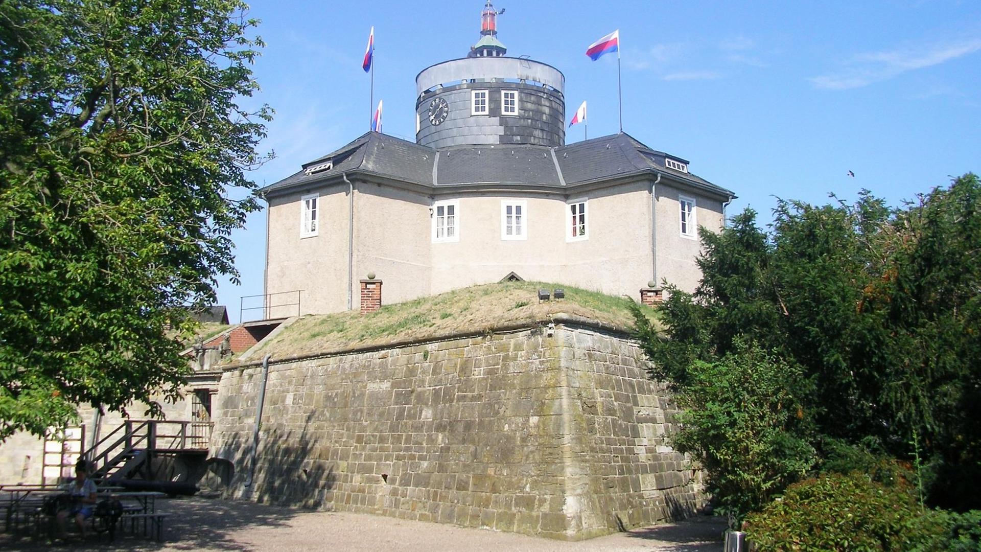 Die mitten im Steinhuder Meer gelegene Inselfestung Wilhelmstein wurde Mitte des 18. Jahrhunderts errichtet. Sie war der Rückzugsort für Graf Wilhelm, der in Friedenszeiten auf Schloss Bückeburg residierte. Heute ist sie eine regionale Touristenattraktion.