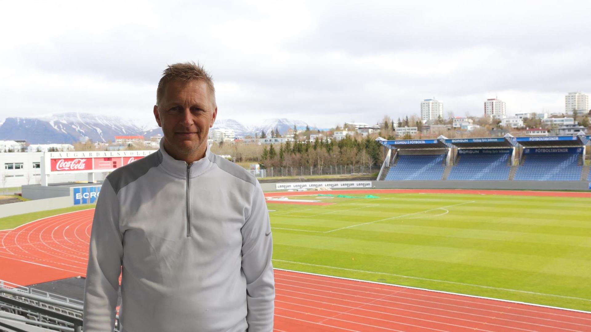 Heimir Hallgrímsson, einer von den beiden Nationaltrainern der isländischen Nationalmannschaft (neben dem Schweden Lars Lagerbäck) im Nationalstadion Laugardalsvöllur