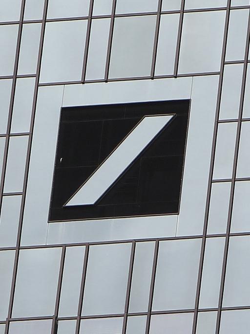 Hauptgebäude der Deutschen Bank (in Frankfurt) mit Logo