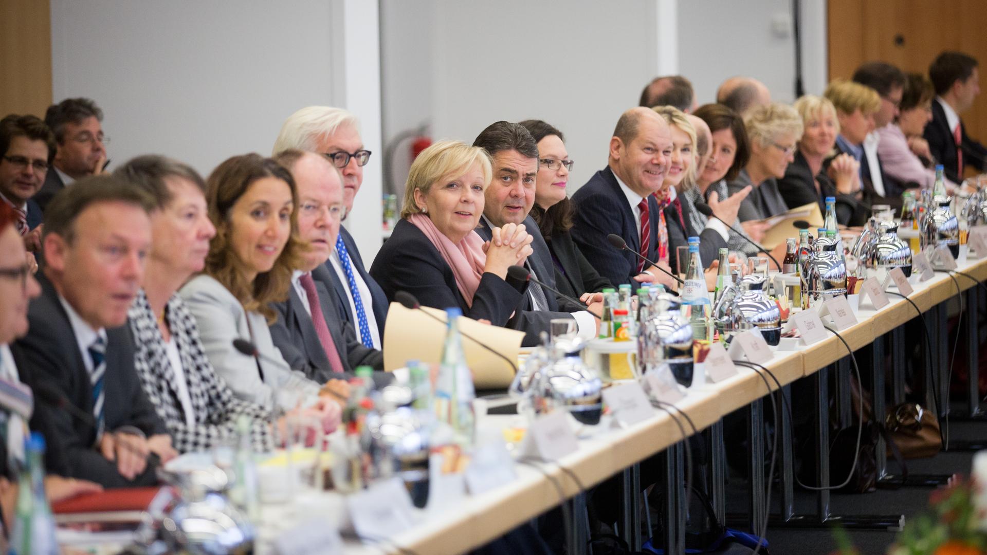 Die SPD-Delegation sitzt am 23.10.2013 im Konrad Adenauer Haus in Berlin gegenüber den Vertretern der CDU vor Beginn der Koalitionsverhandlungen. Spitzenvertreter von CDU, CSU und SPD treffen sich erstmals zu Koalitionsverhandlungen nach der Bundestagswah