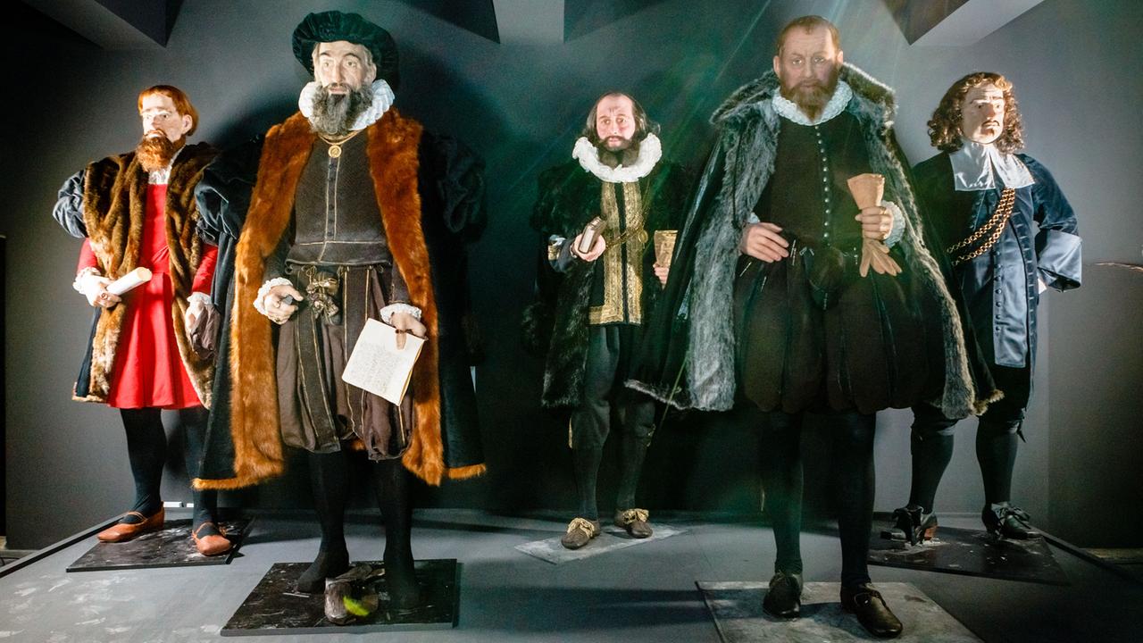 Eine Installation mit historischen Kaufmannskostümen ist im Neubau des Europäischen Hansemuseums in Lübeck (Schleswig-Holstein) zu sehen. Das Museum ist ab dem 30.05.2015 für die Öffentlichkeit zugänglich.