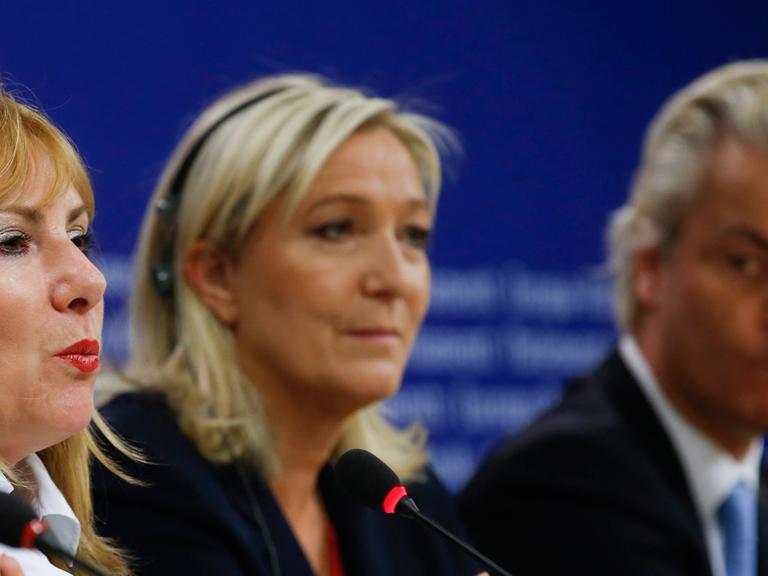 Rechtspopulisten im Europäischen Parlament: die Britin Janice Atkinson (UKIP), die Französin Marine Le Pen (Front National), der Niederländer Geert Wilders (PVV)
