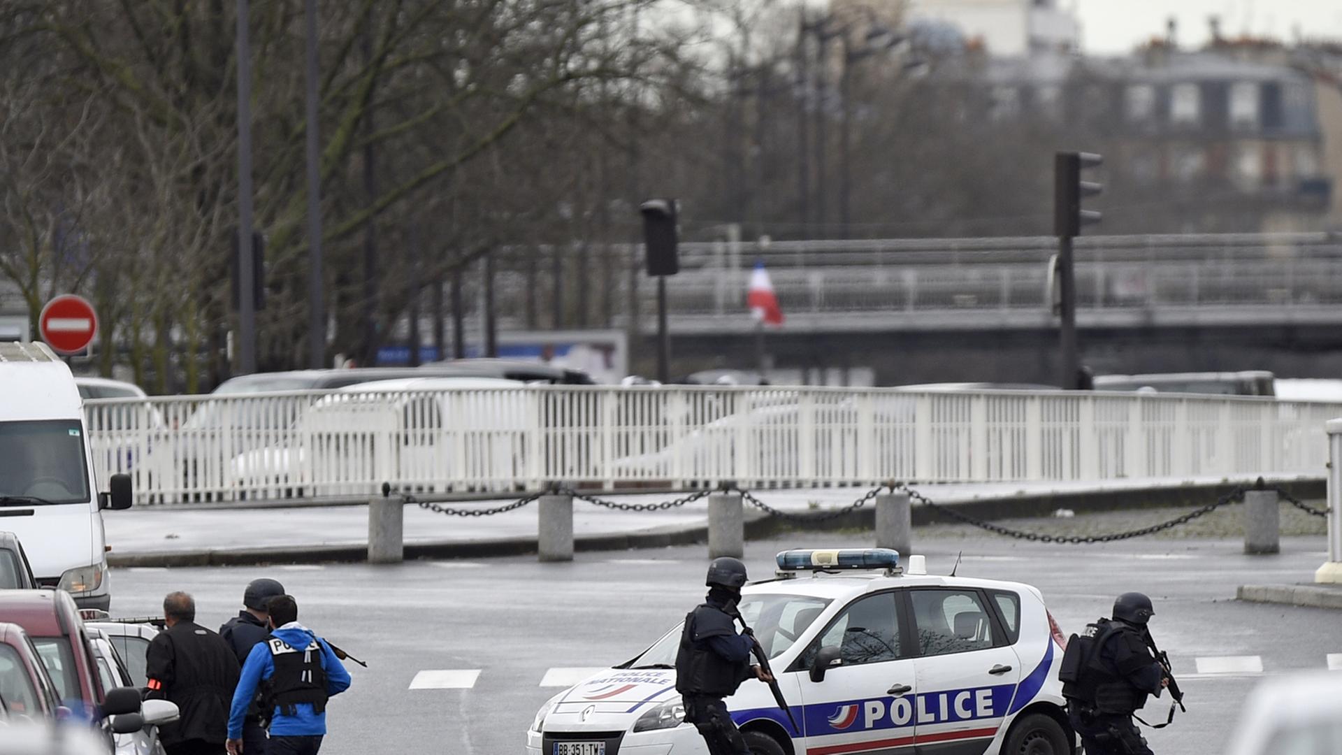 Bewaffnete Polizisten an der abgesperrten Metrostation Porte de Vincennes in Paris.