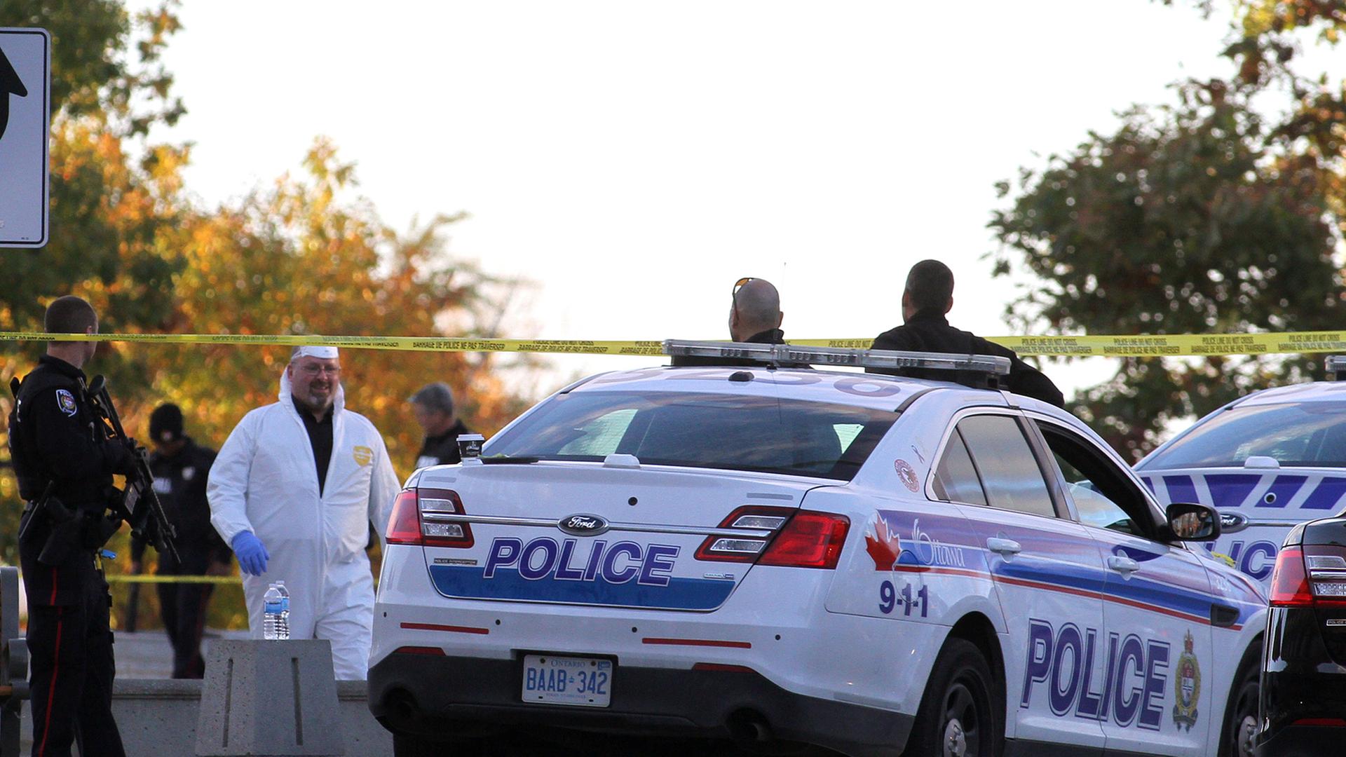 Polizisten in Ottawa untersuchen einen der Tatorte am 22.10.2014.