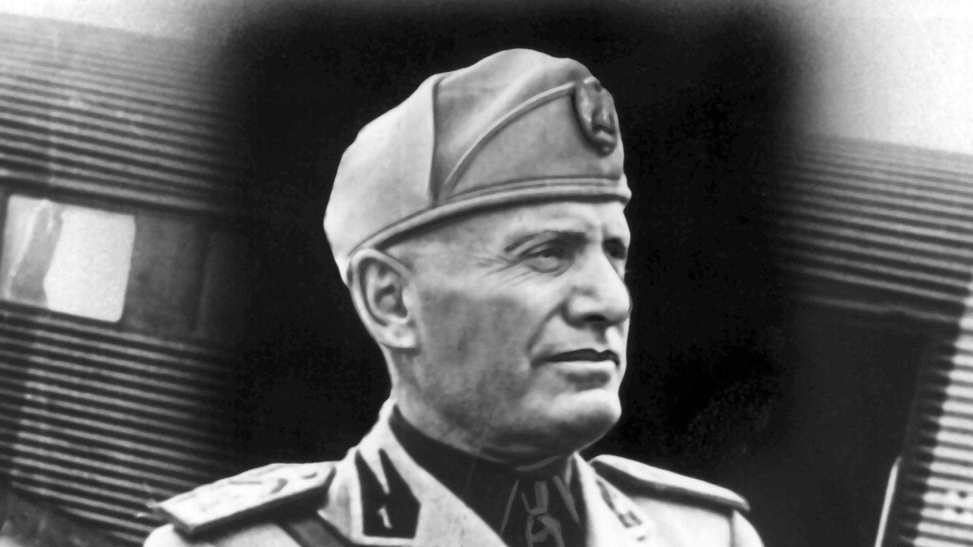 Porträtaufnahme von Benito Mussolini in Uniform