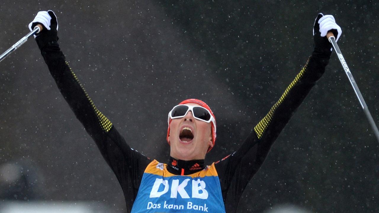 Der nordische Kombinierer Eric Frenzel bejubelt seinen Sieg beim Weltcup-Rennen in Schonach