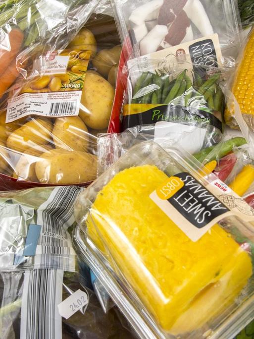 Frische Lebensmittel, Obst und Gemüse einzeln in Plastikfolie verpackt.