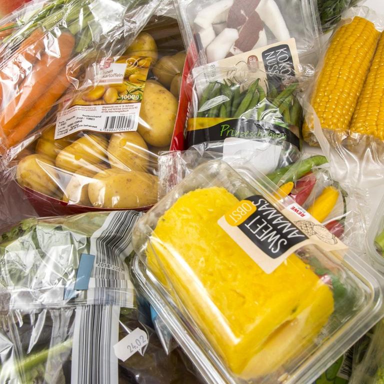 Frische Lebensmittel, Obst und Gemüse einzeln in Plastikfolie verpackt.