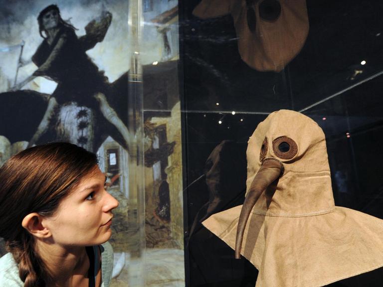Eine Pestarzt-Maske, wie sie einst zum Schutz gegen die Seuche getragen wurde.