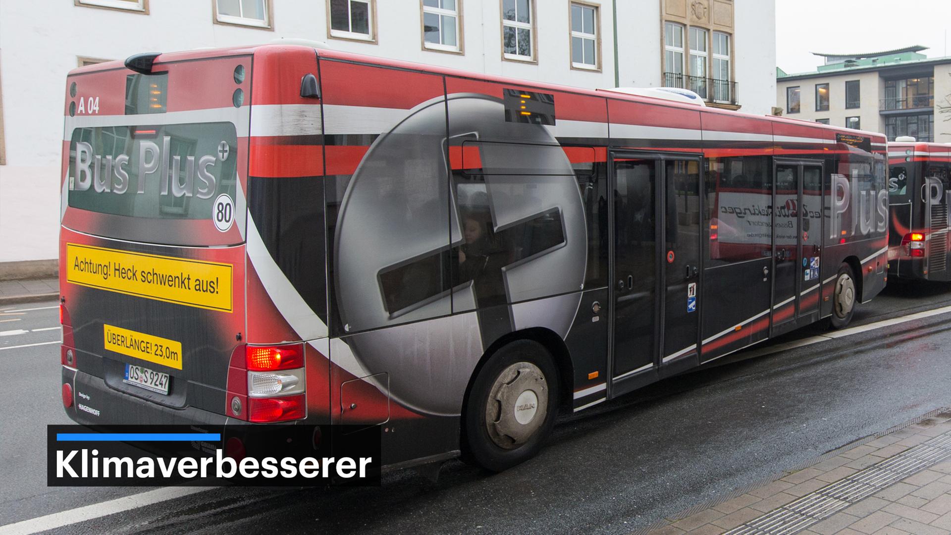Ein sogenannter Bus Plus mit Überlänge (23m) steht neben einem gewöhnlichen Bus (r) an einer Bushaltestelle am 20.12.2017 in Osnabrück (Niedersachsen).