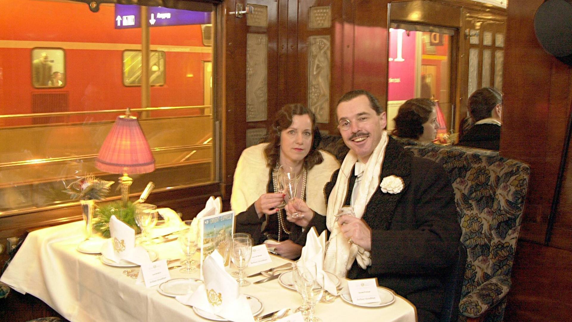 Henry de Winter (Sänger) und Constance Pelzer (Geschäftsinhaberin) im Speisewagen vom Orient-Express