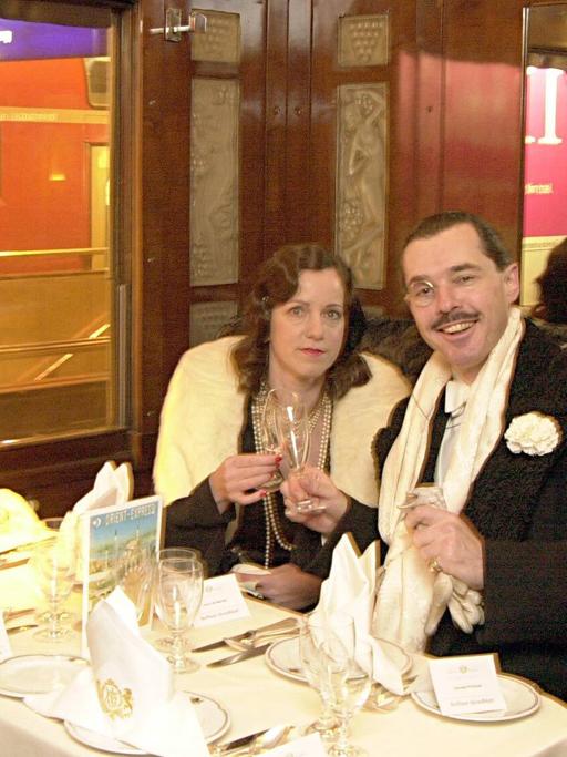 Henry de Winter (Sänger) und Constance Pelzer (Geschäftsinhaberin) im Speisewagen vom Orient-Express
