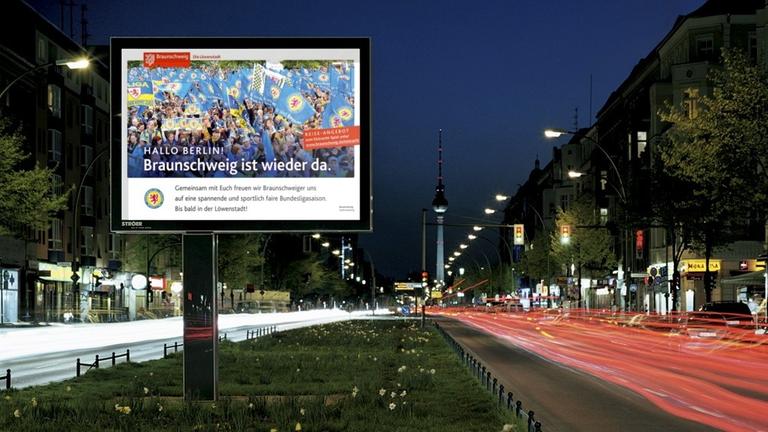 Auf einer Anzeigentafel in der Innenstadt von Berlin ist der Satz: "Braunschweig ist wieder da" zu lesen.
