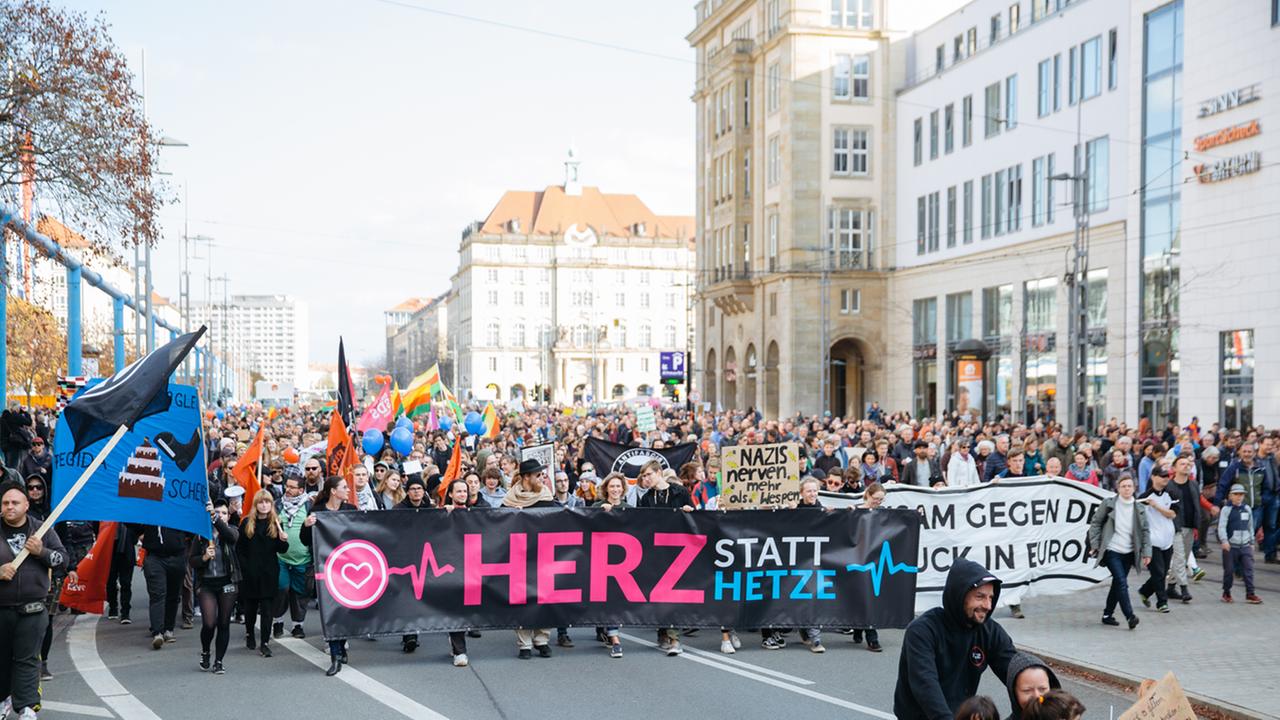 Demonstration "Herz statt Hetze" im Oktober 2018 in Dresden gegen die Pegida-Bewegung und für Weltoffenheit.