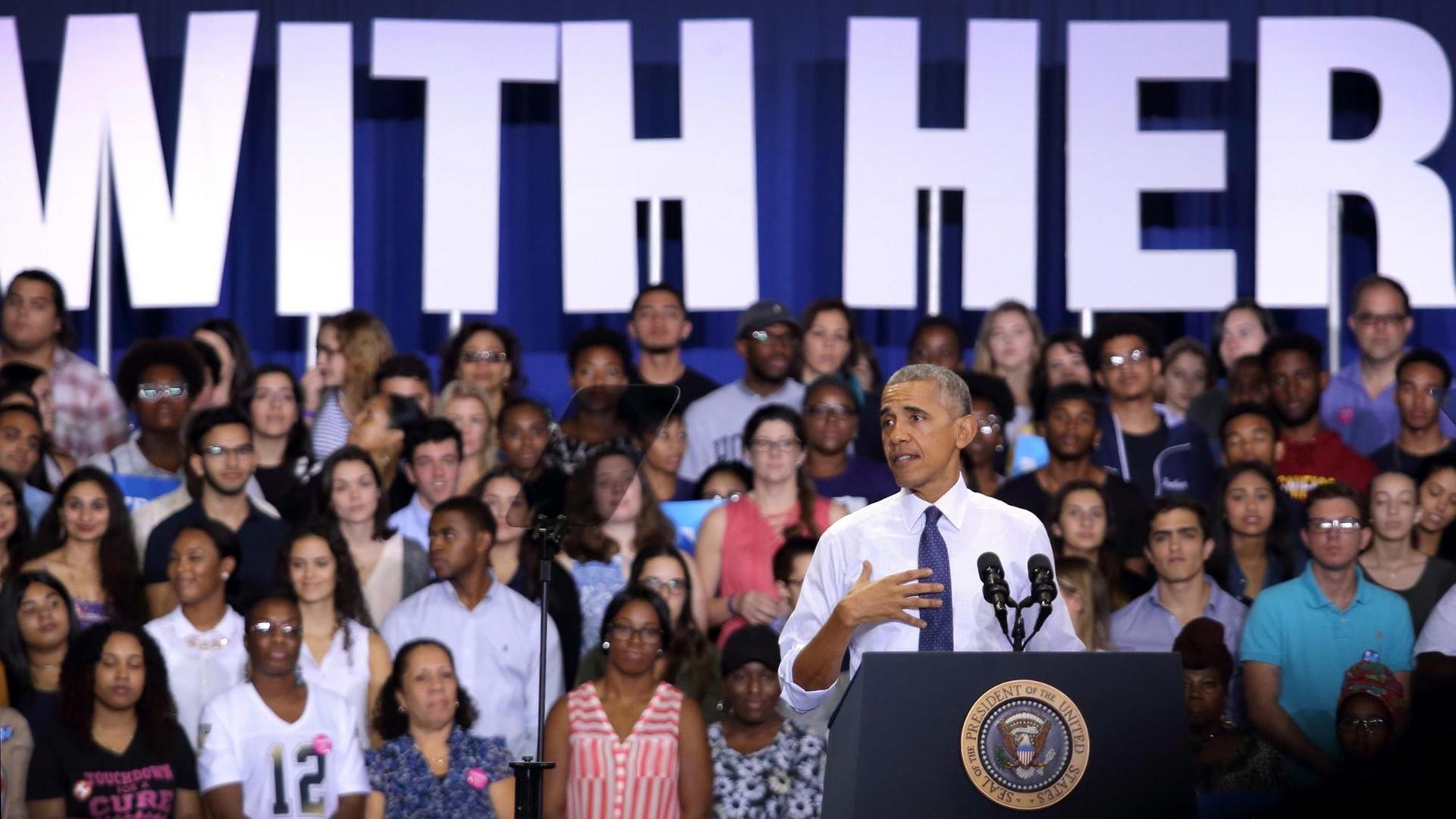 US-Präsident Barack Obama bei einem Auftritt am 3. November 2016 an der Internationalen Universität von Miami, Florida, zur Unterstützung der demokratischen Präsidentschaftskandidatin Hillary Clinton.