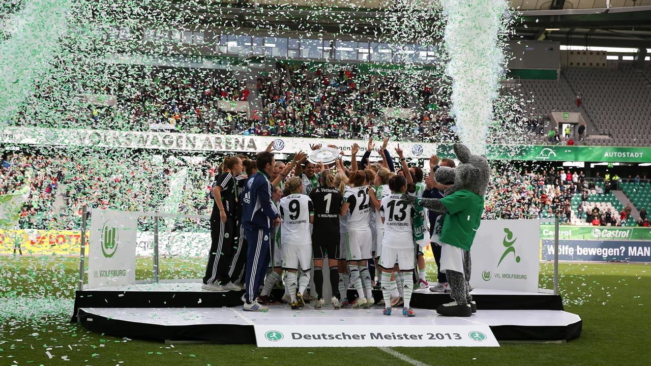 Konfettiregen ueber der Mannschaft nach Erhalt der Meisterschale
 12.05.2013 --- Fussball --- Frauen-Bundesliga --- VfL Wolfsburg feiert den Gewinn der Deutschen Meisterschaft