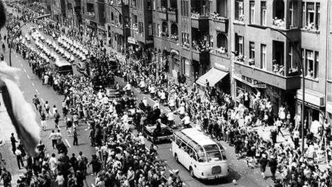 Wagenkolonne beim Besuch Kennedys am 26. Juni 1963.