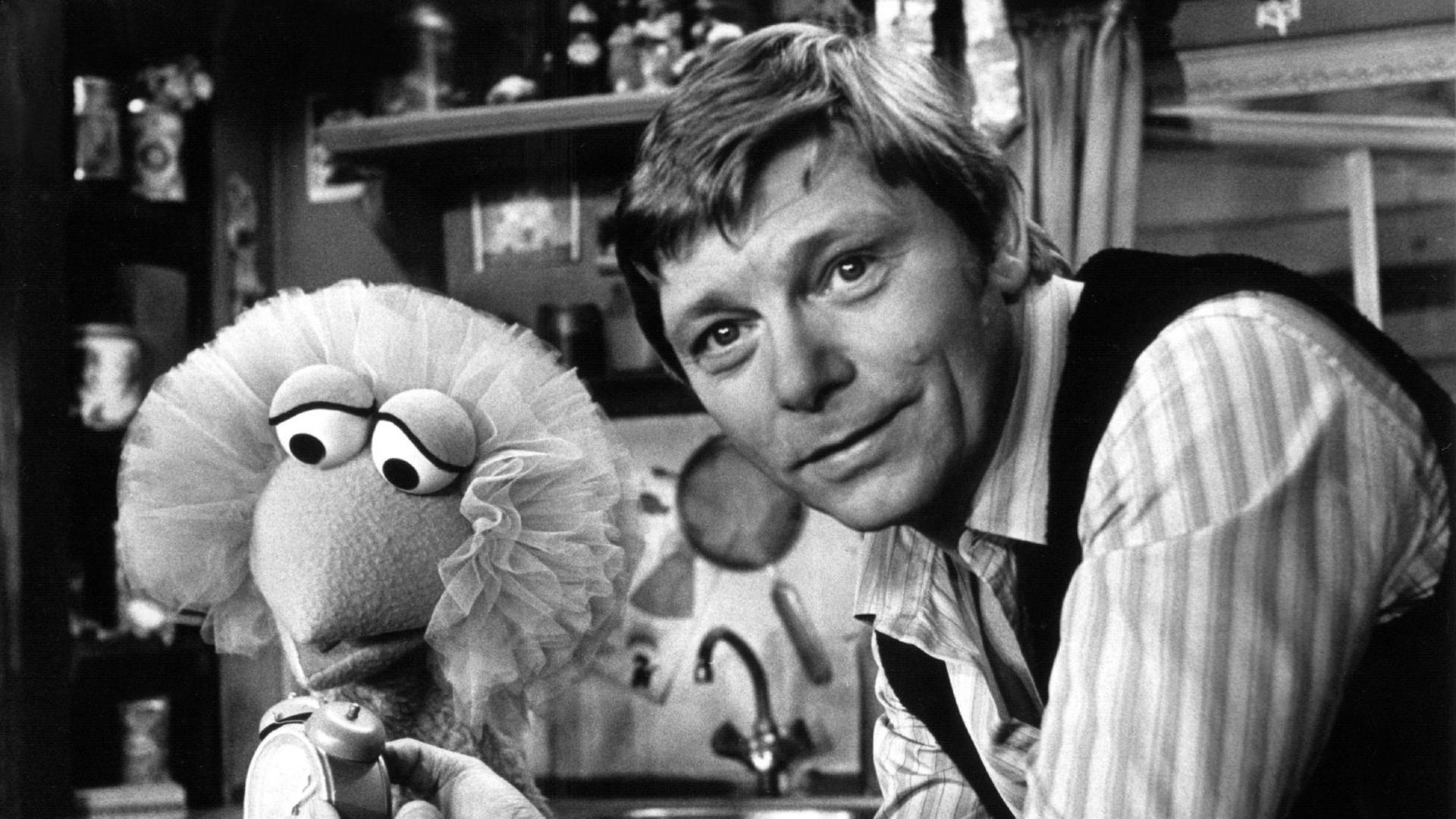 Der Schauspieler Uwe Friedrichsen mit Tiffy, dem weiblichen Monsterkind in der ARD-Vorschulserie "Sesamstraße"