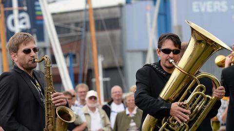 Die Brass-Band Beat 'n Blow gibt am 27.06.2014 in Timmendorfer Strand (Schleswig-Holstein) vor der Eröffnung des Festivals JazzBaltica ein Gratis-Open-Air-Konzert.